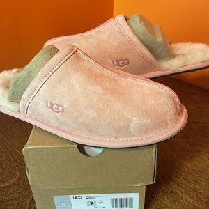 Brand new ugh slippers never worn